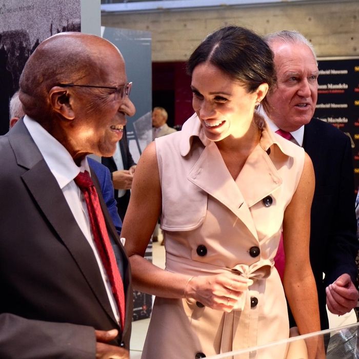  Thái tử Charles đã tặng Meghan Markle chiếc vòng tay tennis kim cương của Cartier để chào đón cô vào gia đình. Lần đầu tiên cô đeo chiếc vòng là một ngày trước đám cưới vào tháng 5/2018. Trong các sự kiện như lễ kỷ niệm sinh nhật lần thứ 70 của Thái tử Charles và chuyến công du hoàng gia tới Fiji cùng với Hoàng tử Harry, Meghan Markle tiếp tục diện mẫu vòng 28.300 USD. Ảnh: The Royal Family. 