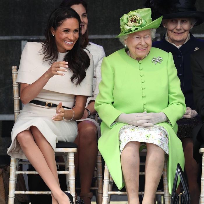  Ngoài những món phụ kiện trên, Meghan Markle từng được chú ý khi diện đôi bông tai bằng kim cương và ngọc trai của Nữ hoàng Elizabeth. Trong lần đầu xuất hiện cùng nữ hoàng sau khi đính hôn, Nữ hoàng Elizabeth đã cho Meghan Markle mượn trang sức nằm trong bộ sưu tập Hoàng gia. Ảnh: The Royal Family. 