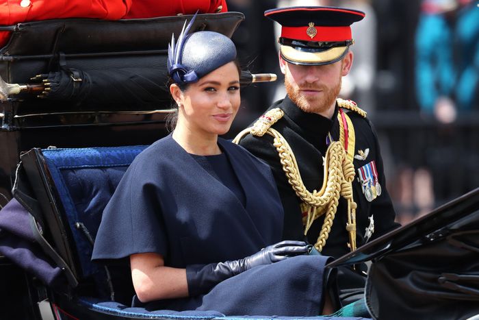  Là phụ kiện trang sức phù hợp với Meghan Markle, cô lần đầu tiên đeo bông tai Lorraine Schwartz Diamond và áo khoác Onyx tùy chỉnh tại lễ trao giải Trooping of the Color năm 2019. Đôi bông tai có giá 40.000 USD. Ảnh: ELLE. 