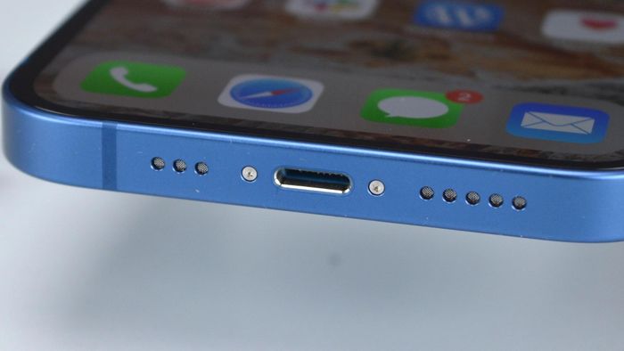  Việc loại bỏ cổng lightning và thay bằng USB-C sẽ ảnh hưởng không nhỏ đến khâu thiết kế thiết bị của Apple. Ảnh: BGR. 