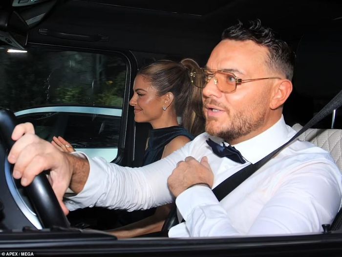 Diễn viên Maria Menounos đến chúc mừng ngôi sao nhạc pop. Công chúng đang đổ dồn sự quan tâm vào hai nhân vật chính của buổi lễ là Britney Spears và Sam Asghari. Tuy nhiên, cặp sao vẫn chưa lộ diện trước khi lễ cưới diễn ra.
