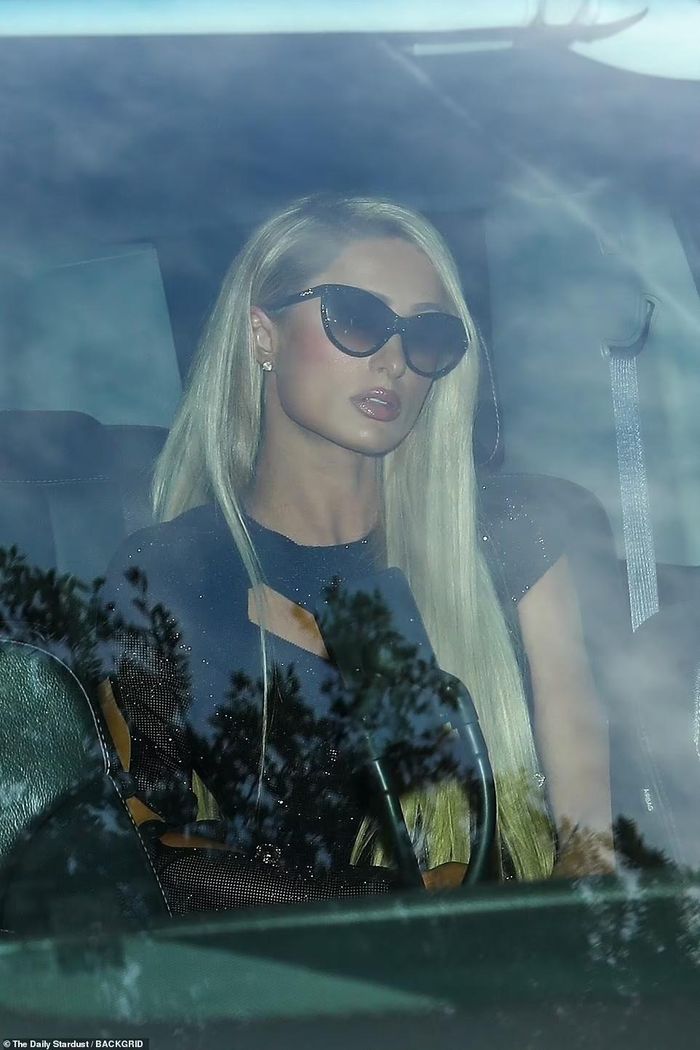  Cô đi cùng chồng là doanh nhân Carter Reum. Trong ngày đặc biệt của bạn thân, Paris Hilton diện đầm đen dáng dài, có chi tiết cắt xẻ ở phần cổ và tay áo. Nữ ca sĩ có tình bạn kéo dài hơn hai thập kỷ với Britney Spears. Paris Hilton luôn công khai ủng hộ bạn trong cuộc đấu tranh thoát khỏi quyền giám hộ. 