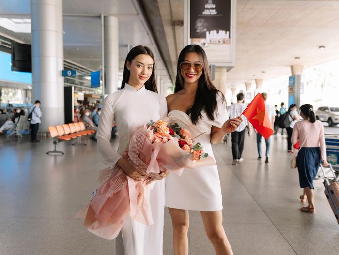  Á hậu Kim Duyên ra sân bay chào đón đại diện đến từ Thái Lan. Trước khi đăng quang cuộc thi Hoa hậu Hoàn vũ Thái Lan 2020, Obdam có kinh nghiệm chinh chiến, giành giải ở nhiều đấu trường nhan sắc, trong đó có Miss Grand Phuket 2016, Miss Grand Rising Star 2016. 