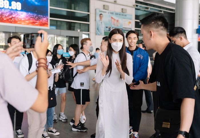 Tại xứ chùa vàng, người đẹp chủ yếu hoạt động với vai trò người mẫu. Cô cũng là gương mặt được ưa chuộng của các nhãn hàng, thương hiệu. 