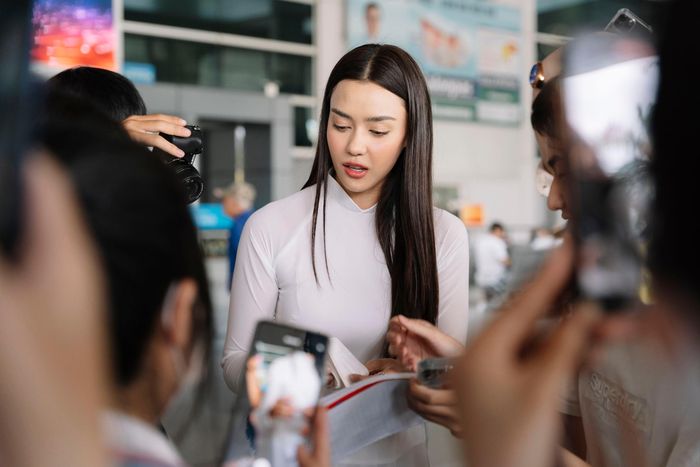  Hai năm sau ngày đăng quang Hoa hậu Hoàn vũ Thái Lan, Amanda Obdam ngày càng thăng hạng về nhan sắc, hình thể. Người đẹp 29 tuổi được khen thông minh, chỉn chu, đầu tư kỹ lưỡng về mặt hình ảnh. Cô luôn biết cách chiều lòng người hâm mộ ở các quốc gia mà có dịp đặt chân đến. 
