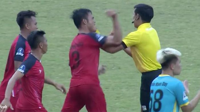 Ngọc Nhớ bị cấm thi đấu 2 năm và phạt 25 triệu đồng với hành vi phi thể thao bị lên án này. Ảnh: Clip VTVcap