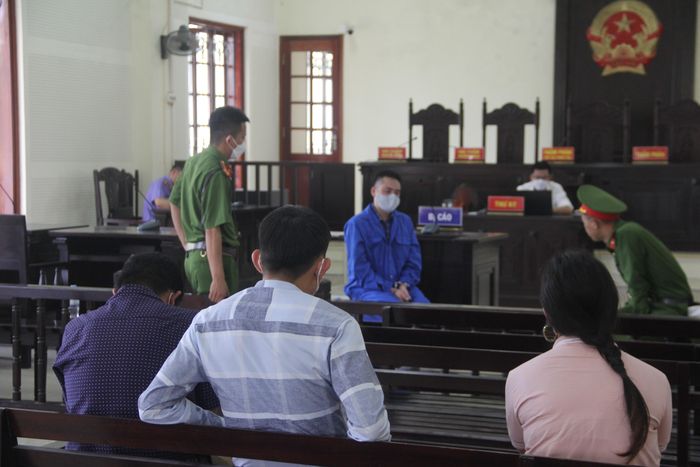 Năng quay xuống nói chuyện với người thân sụt sùi trong nước mắt. 