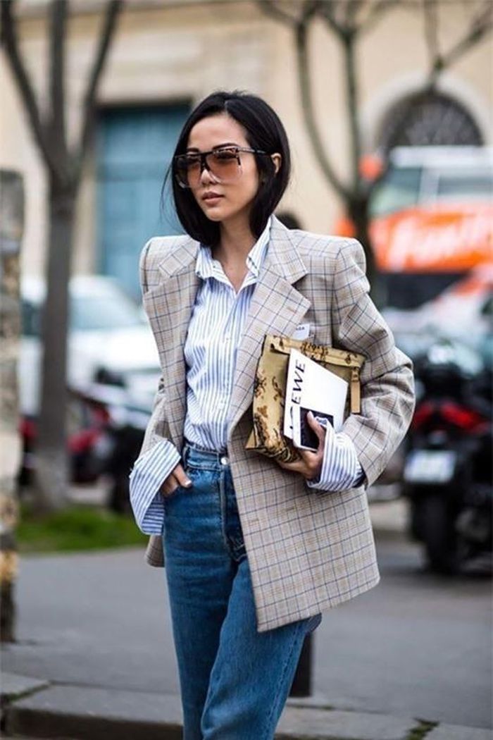 Blazer là một trong những món bất hủ không thể thiếu của các tín đồ. Chúng phù hợp đa số kiểu quần áo. Để đi theo phong cách thập niên 1980 đang hot, hãy chọn áo blazer độn vai, kết hợp sơ mi kẻ sọc hoặc áo phông, quần jeans.