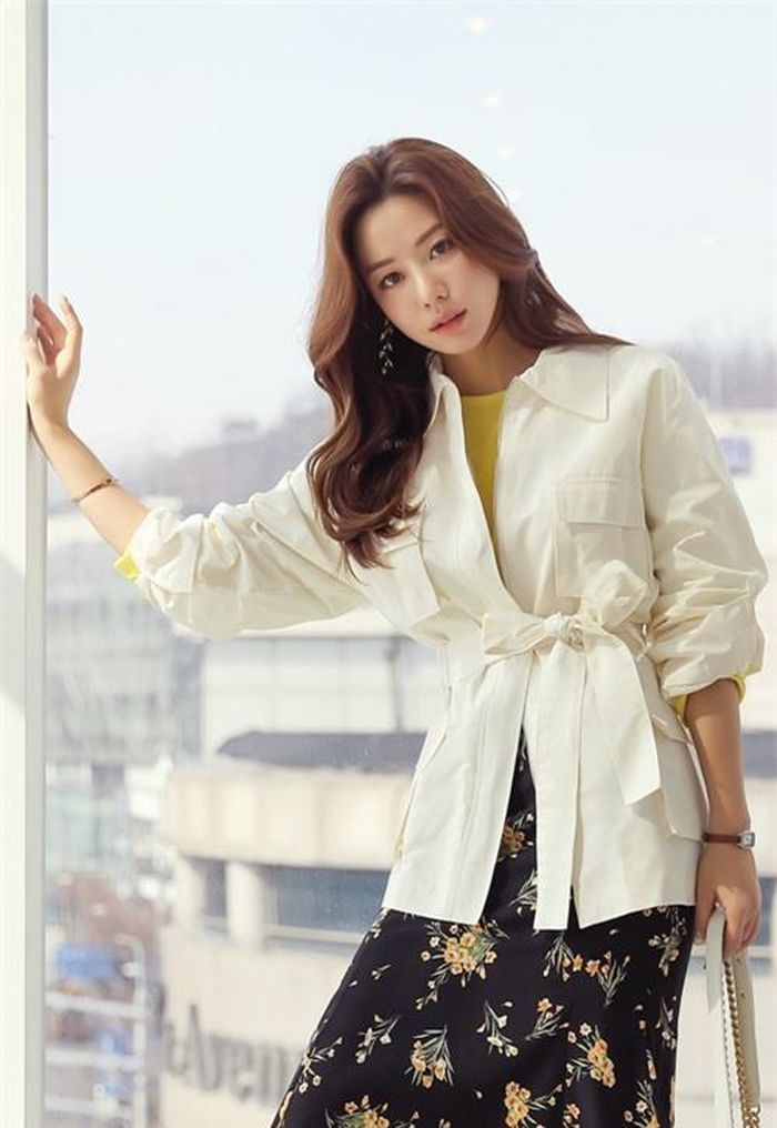 Những chiếc đai thắt ngự trên váy liền, sơ mi hoặc áo khoác luôn đẹp, song nhiều chị em cũng phải thừa nhận, chúng không thích hợp để làm điệu trong mùa hè cho lắm.