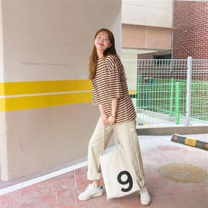 Không gì hoàn hảo hơn thì hoàn thiện set đồ bằng việc mix chiêc áo xinh xắn cùng quần kaki thụng hot trend thỏa mái và mới lạ.