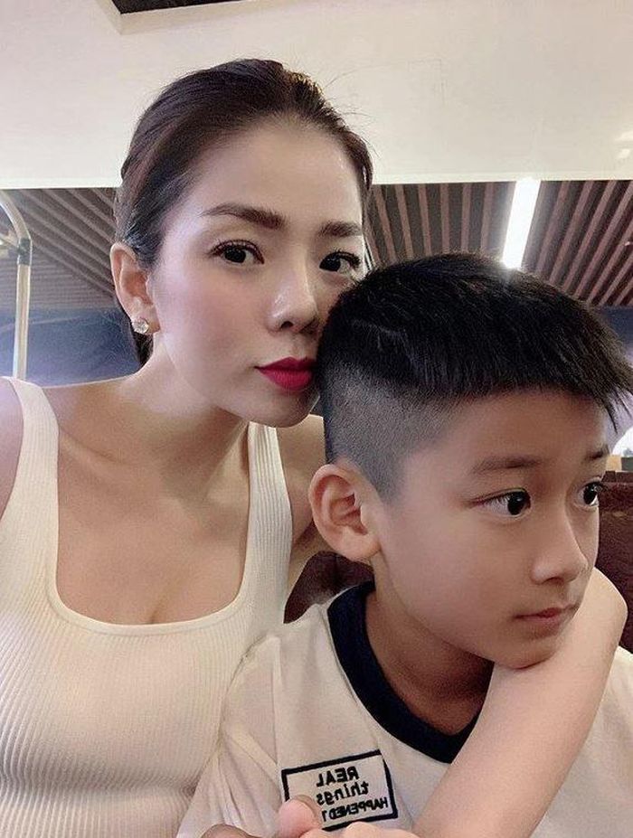 Lệ Quyên và con trai.
