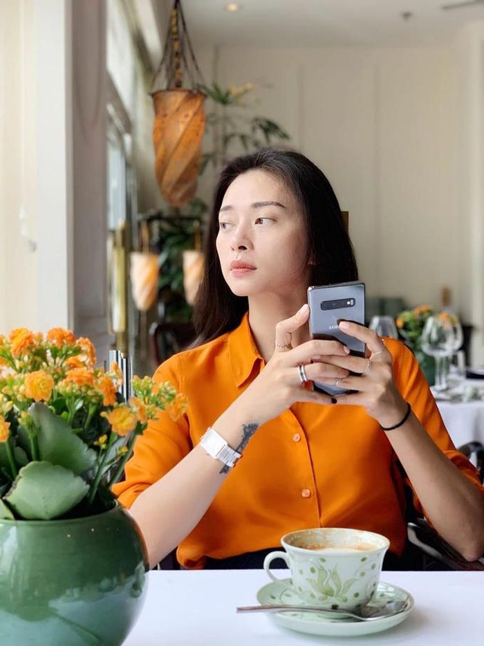  Chiếc áo sơ mi cam làm nổi làn da mịn màng của Ngô Thanh Vân. Màu cam là một gam màu tôn lên làn da có tông hồng hào khỏe mạnh. Cho dù có nước da trắng hồng hay bánh mật khỏe mạnh, bạn đều có thể diện màu cam. Tuy nhiên, các cô gái có nước da xanh xao nên chọn tông hồng thay vì cam. 