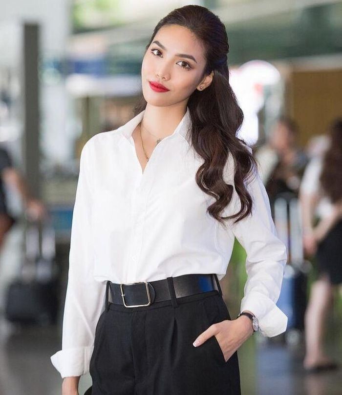  Học ngay phong cách menswear của Lan Khuê được hình thành từ chiếc áo sơ mi trắng đơn điệu, dễ dàng mix đồ thanh lịch. 