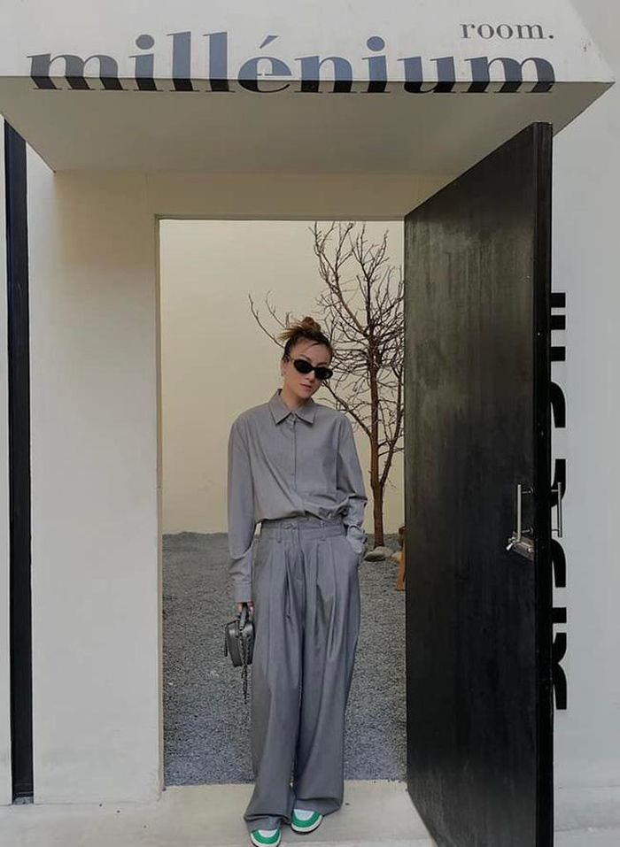  Đơn giản nhưng vẫn cool ngầu chính là outfit gồm sơ mi quần âu tuyền màu xám của Yến Nhi. Đôi sneaker màu mè đã tạo điểm nhấn nổi bật cho tổng thể trang phục. 