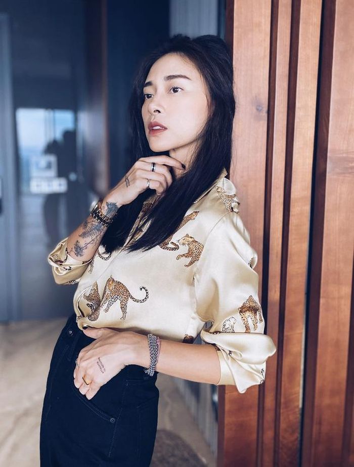  Sơ mi lụa họa tiết là một món thời trang sang trọng, hợp với các quý cô trên 30 tuổi. Cái hay ở set đồ của Ngô Thanh Vân là bên cạnh vẻ sang xịn mịn, outfit này còn rất trẻ trung, thời thượng. Ngô Thanh Vân đã rất khéo léo kết hợp sơ mi lụa với quần jeans đen năng động, thay vì quần âu đứng dáng. 