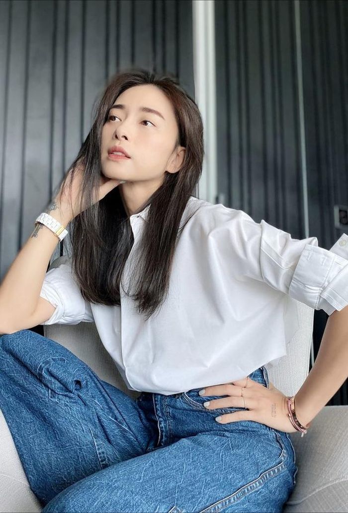  Chị đại Ngô Thanh Vân chứng minh sơ mi trắng quần jeans xanh là sự kết hợp không bao giờ sai. Công thức kinh điển này luôn toát lên sự trẻ trung, thời thượng. Đừng quên sơ vin, thao tác này sẽ giúp nâng cấp vẻ thanh lịch cho cả set đồ. 
