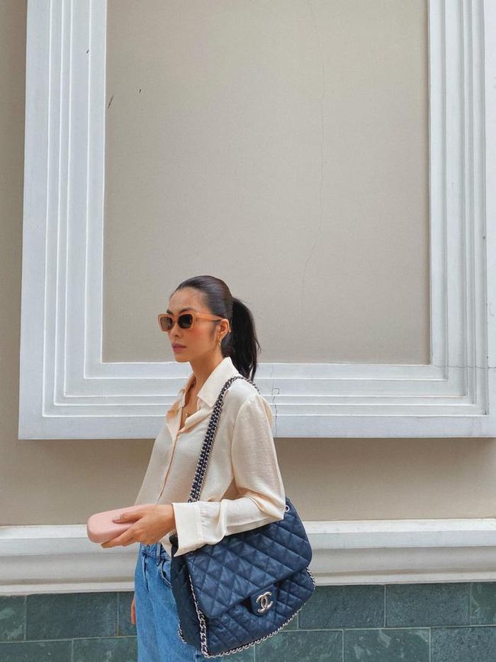  Áo sơ mi màu be và quần jeans xanh mang đến cảm giác khác hẳn. Combo này trẻ trung, thanh lịch mà vẫn rất sang trọng. 
