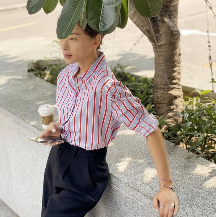  Ngô Thanh Vân trẻ xinh hết cỡ khi kết hợp áo sơ mi kẻ phối màu tươi tắn với quần âu đen. Nổi bật là vậy nhưng độ thanh lịch của outfit này vẫn không thể phủ nhận. 