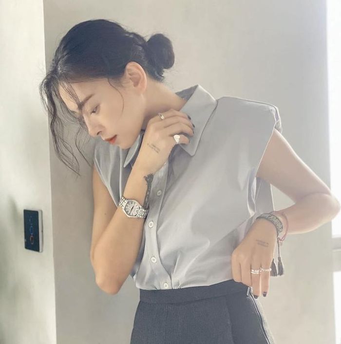  Bên cạnh sơ mi dáng cổ điển, Ngô Thanh Vân cũng bắt trend với áo sơ mi độn vai. Đây là item phù hợp với cả văn phòng và đi chơi. Những mẫu áo có cầu vai ngang luôn làm tăng vẻ quyền lực cho bạn. 