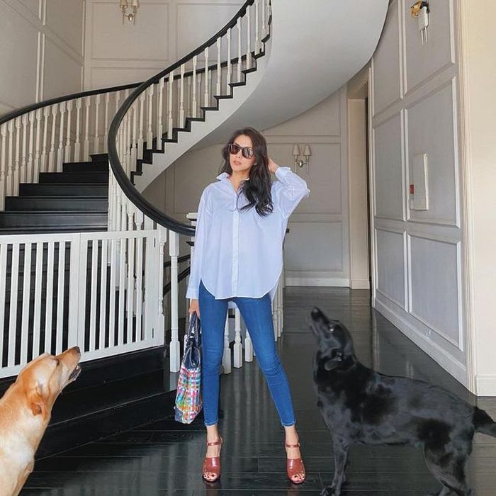  Năm nay, quần skinny jeans không hot bằng jeans ống đứng. Tuy nhiên nếu thích, bạn vẫn có thể diện item này theo cách vô cùng sành điệu, đó là kết hợp skinny jeans với áo sơ mi oversized, sandal cao gót như outfit tuyệt đẹp của Hà Tăng. 