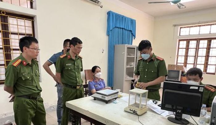 Lực lượng chức năng giám định số ma túy thu giữ trong vụ án