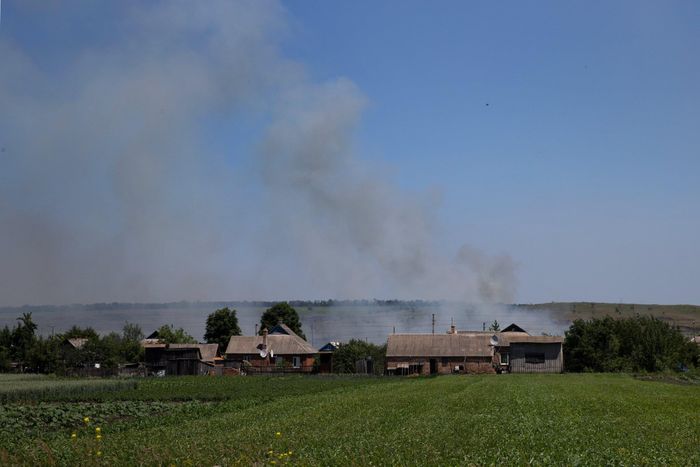 Khói bốc lên từ một ngôi làng ở chiến tuyến vùng Donetsk. Ảnh: New York Times.