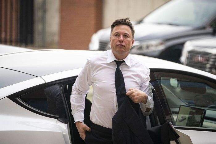 Những lùm xùm liên quan đến thương vụ mua lại Twitter của Elon Musk có ảnh hưởng tiêu cực đến giá cổ phiếu Tesla. Ảnh: Bloomberg.