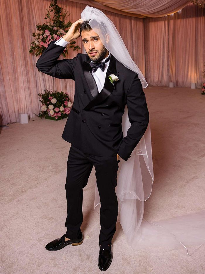 Britney Spears và Sam Asghari diện trang phục mang hơi hướm cổ điển. Ảnh: People.