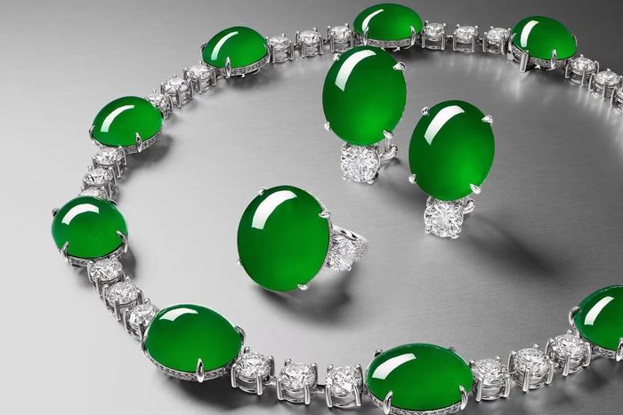 Bộ đồ trang sức bằng kim cương và ngọc bích màu xanh lá cây hoàng gia. Ảnh: Sotheby's.