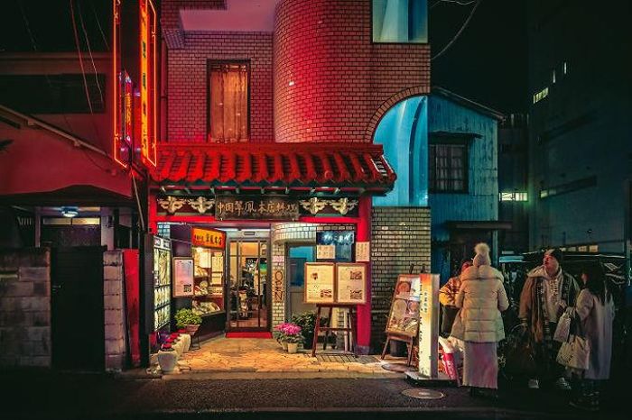 Một góc phố sáng đèn với cửa tiệm đồ ăn mang phong cách Trung Quốc tại Tokyo.