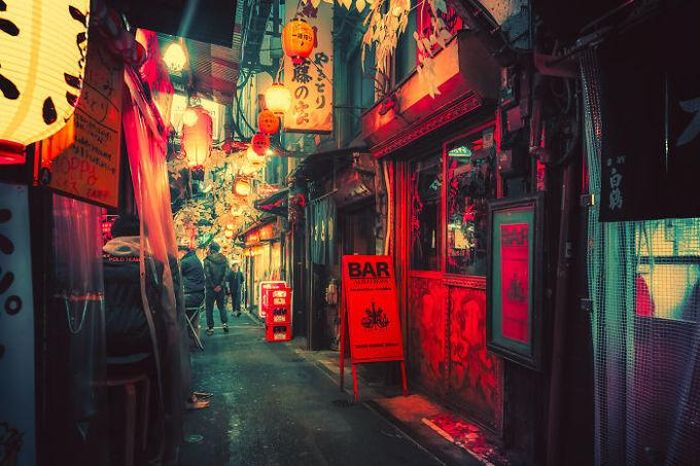 Những con hẻm nhỏ với các quán nhậu Izakaya nằm san sát là đặc trưng của đô thị Nhật Bản. Dân văn phòng sau giờ làm thường tìm tới đây ăn nhậu với bạn bè, đôi khi là một mình. Khoảng cách gần gũi giữa người với người, quán với quán khiến ngay cả những người lẻ bóng cũng không cảm thấy ngại ngùng.
