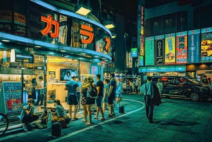 Hình ảnh quen thuộc vào ban đêm ở Nhật - những nhà hàng, quán ăn, cửa hàng tiện lợi mở cửa 24/24, thu hút không chỉ người dân địa phương mà có cả khách du lịch nước ngoài.