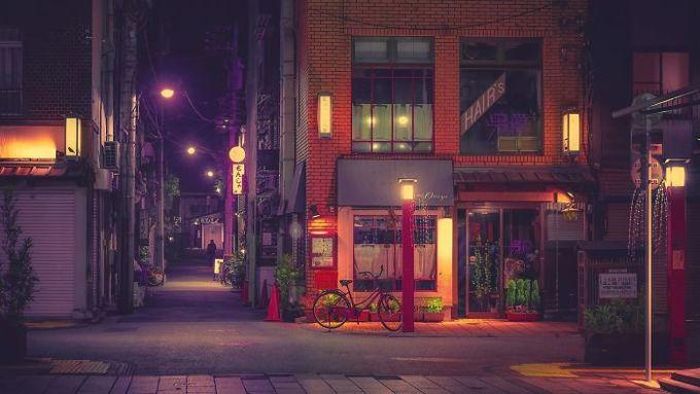 Góc phố xinh xắn, vắng lặng khi lên đèn. Cửa hàng làm tóc đã đóng cửa, nghỉ đón khách nhưng khi lên ảnh vẫn có sức hút riêng.