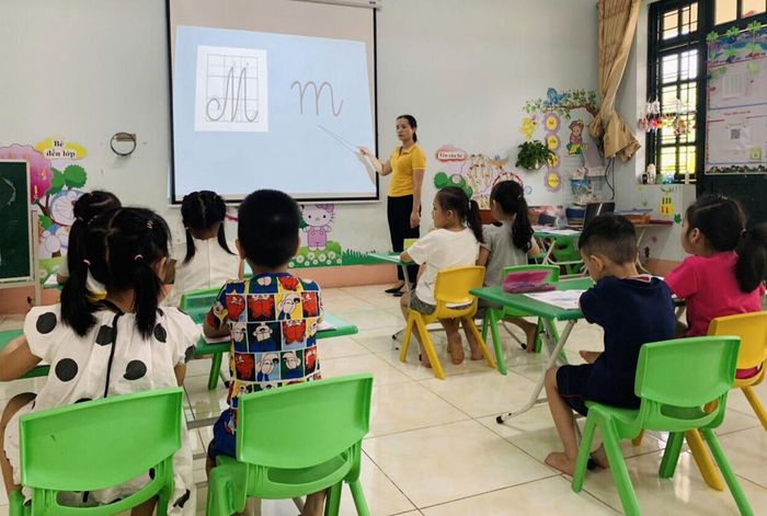 Trẻ 5 tuổi được làm quen với chữ, số khi học tại các trường mầm non.