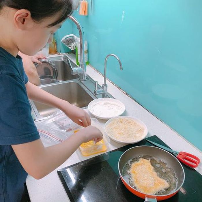 Ngoài làm các việc nhà cơ bản, con gái chị Thủy đã biết vào bếp nấu nướng phụ bố mẹ.