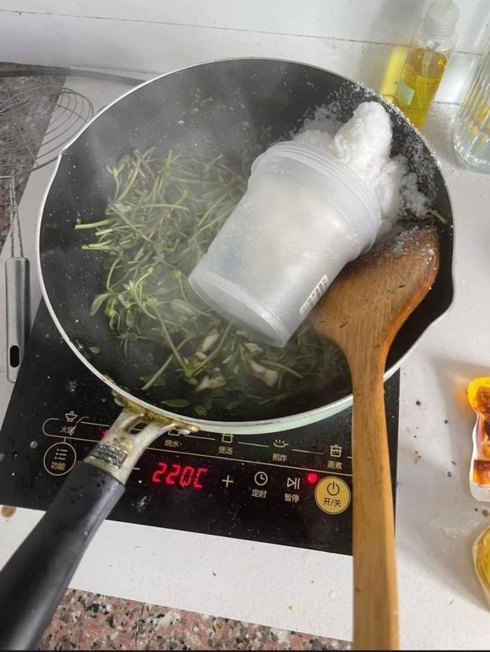 Dù nấu ăn là sở thích, đam mê của nhiều chị em nhưng để có được những thành phẩm đẹp mắt và ngon miệng đúng như các nàng mong muốn thì chưa bao giờ là chuyện dễ dàng, từ đó sẽ xuất hiện nhiều thảm họa bếp núc khó đỡ.