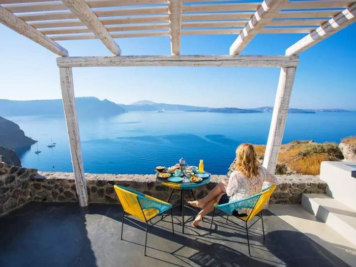 Santorini, Hy Lạp: Những tòa nhà màu xanh và trắng, những ngôi làng dọc triền núi và cảnh biển xanh biếc bất tận khiến Santorini là địa điểm hưởng trăng mật không thể hoàn hảo hơn.