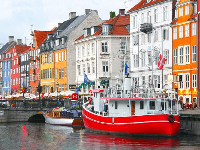 Copenhagen, Đan Mạch: Các cặp đôi thường nắm tay nhau đi dạo dọc đường phố xinh đẹp của Copenhagen và ngắm hoàng hôn trên cảng. Vào ban đêm, bạn có thể tới công viên Tivoli Gardens để vui chơi và thưởng thức đồ ăn. Ảnh: IT.