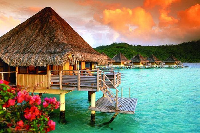 Bora Bora, French Polynesia (vùng lãnh thổ thuộc Pháp): Đây được xem là một trong những nơi nghỉ dưỡng lãng mạn và thư thái nhất hành tinh. Các cặp đôi có thể lựa chọn biệt thự trên mặt nước và tận hưởng làn nước trong vắt.