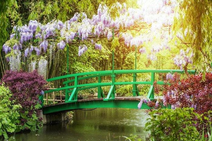 Vườn Monet ở Giverny, Pháp: Ngôi làng nhỏ xinh đẹp Giverny là nơi sinh sống của danh họa Claude Monet. Bạn có thể ghé thăm khu vườn rực rỡ sắc hoa - nguồn cảm hứng của ông.