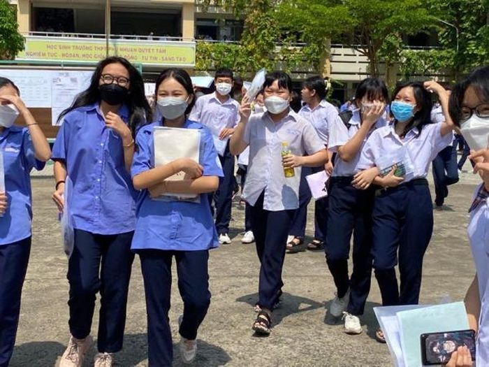 Thí sinh điểm thi THPT Phú Nhuận (Quận Phú Nhuận, TP Hồ Chí Minh) vui cười rạng rỡ sau khi kết thúc môn thi toán sáng 12/6.