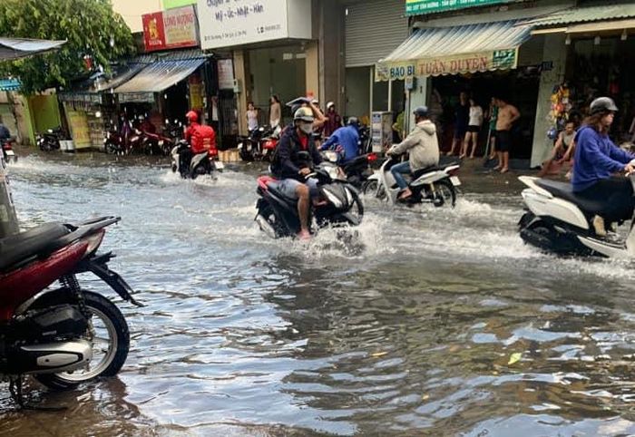 Đường sá bị ngập.