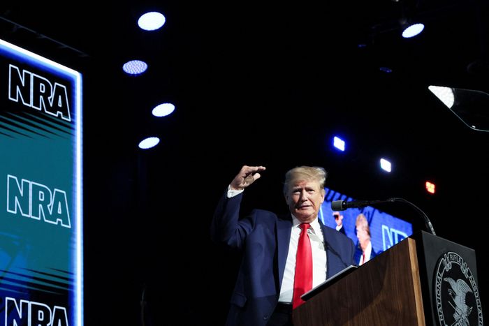  Ông Trump ca ngợi NRA khi phát biểu tại hội nghị súng thường niên của tổ chức ở Houston, Texas, hôm 27/5. Ảnh: Reuters. 