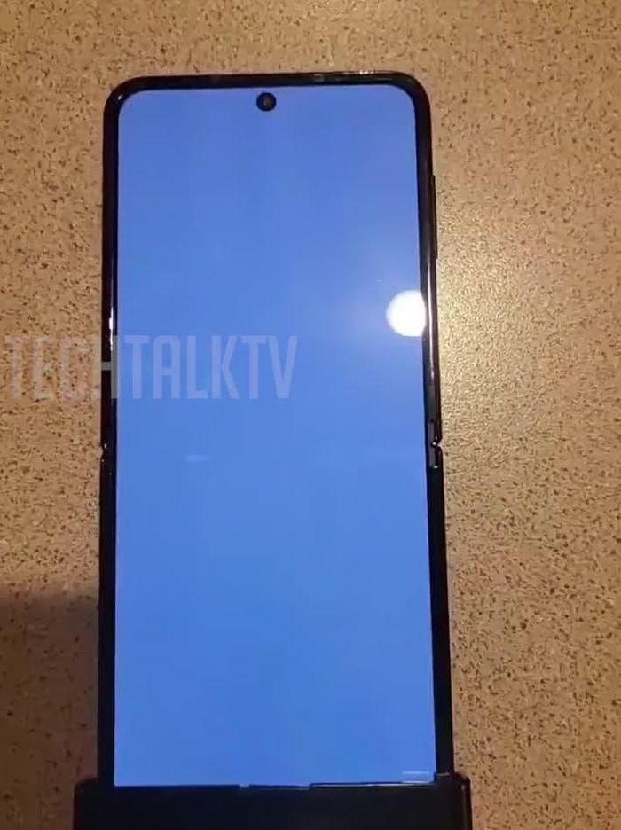 Phần nếp nhăn ở giữa màn hình trên Z Flip4 mỏng hơn so với thế hệ trước. Ảnh: TechTalkTV. 