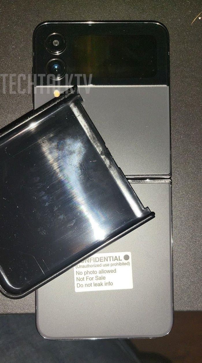 Thiết kế Z Flip4 không có nhiều thay đổi so với thế hệ tiền nhiệm. Ảnh: TechTalkTV.