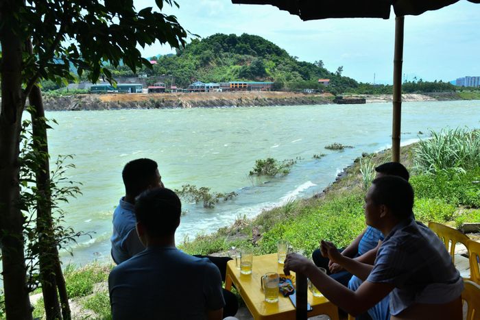  Nhiều người dân sinh sống gần đây rủ nhau ra bờ sông ngắm nhìn hồ xả lũ và thưởng thức không khí mát mẻ. 