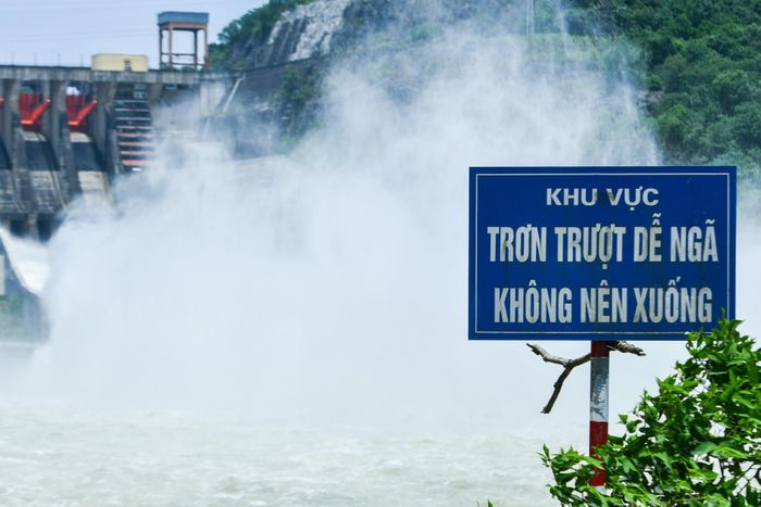  Khu vực vào tham quan hồ thủy điện những ngày xả lũ được giới hạn nghiêm ngặt, không cho phép lại gần khu vực cửa xả. 