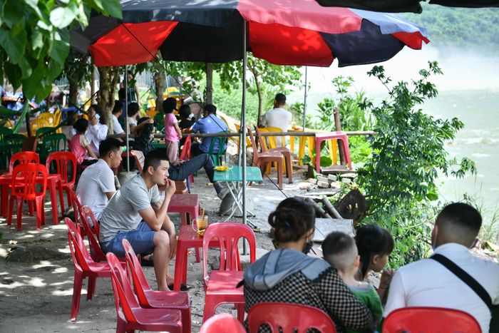  Các hàng nước dọc bờ sông đông khách vào giờ trưa. Gió lớn mang theo hơi nước làm dịu đi cái oi bức của mùa hè. 
