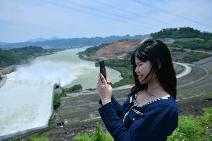  Phạm Thìn từ Hà Nội về quê chơi, đúng dịp này đã tranh thủ chụp ảnh kỷ niệm. Cô cho biết cũng ít khi hồ mở cửa xả lũ nên rất thích thú. "Tôi có chút hồi hộp khi đứng quan sát dòng nước xối xả, nhìn khung cảnh rất hùng vĩ", Thìn chia sẻ. 