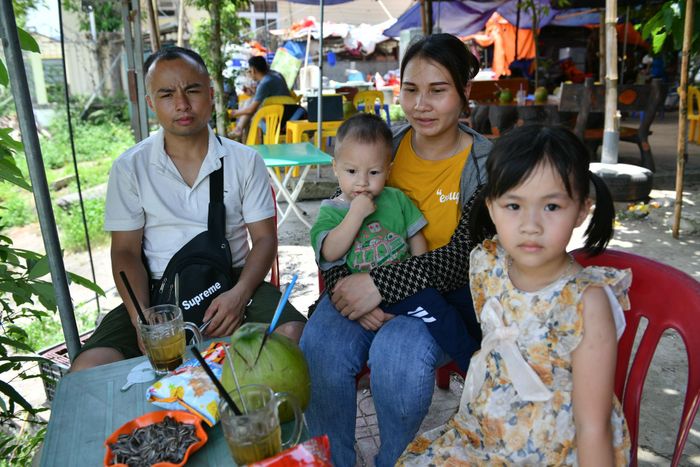  Gia đình chị Hoài, anh Tuấn di chuyển quãng đường 20 km từ huyện Cao Phong xuống đập thủy điện để chiêm ngưỡng hồ xả nước. "Gia đình tôi đi từ sáng sớm, buổi trưa nắng thì ngồi quán nước cạnh bờ sông, rất mát mẻ. Chủ yếu cho các con đi vì chúng thích", chị Hoài chia sẻ. 